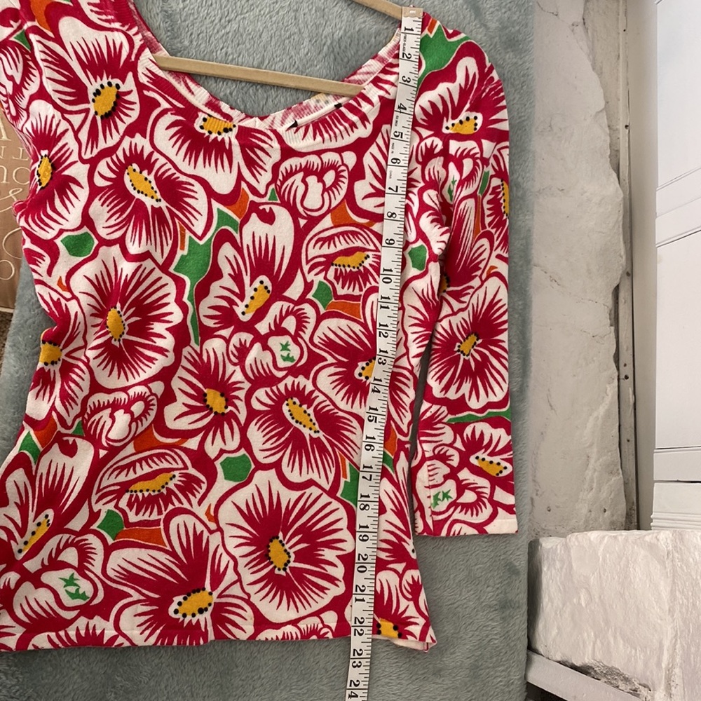 Hot Pink white yellow black green floral knit top v neck and scoop back - Picture 4 of 9